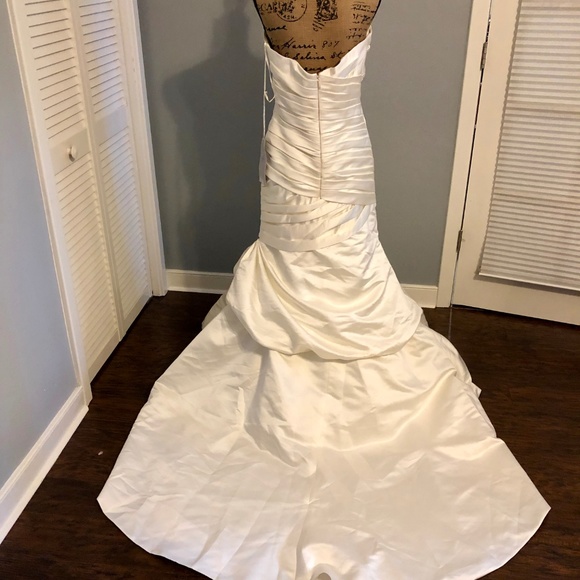 Kirstie Kelly Signature Wedding Dress - Picture 5 of 8